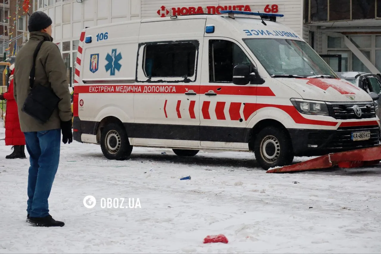 Посеченная обломками скорая и шапка погибшего медика: последствия атаки РФ в Дарницком районе Киева. Фото и видео