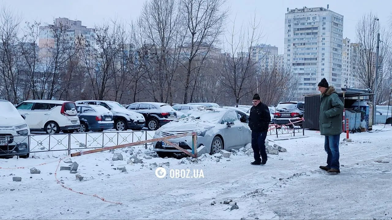 Посеченная обломками скорая и шапка погибшего медика: последствия атаки РФ в Дарницком районе Киева. Фото и видео