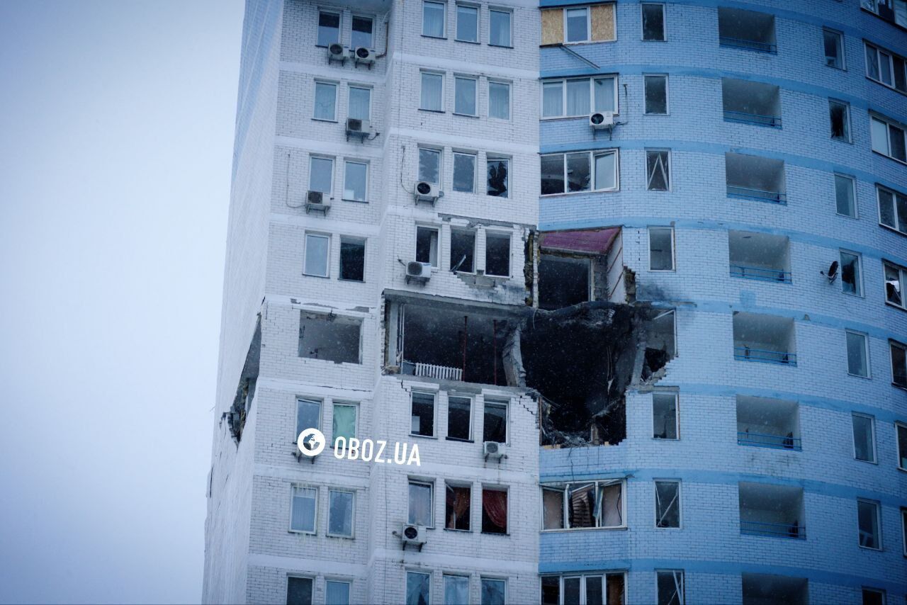 Посеченная обломками скорая и шапка погибшего медика: последствия атаки РФ в Дарницком районе Киева. Фото и видео