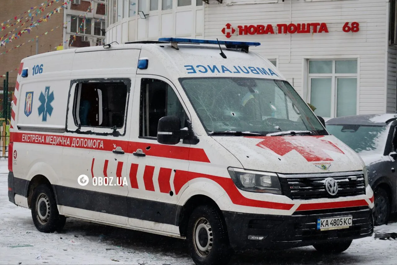 Посеченная обломками скорая и шапка погибшего медика: последствия атаки РФ в Дарницком районе Киева. Фото и видео