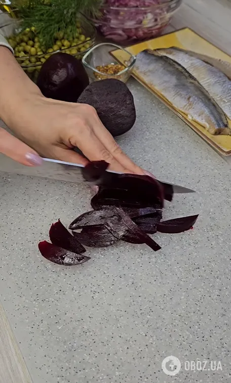 Вкусный салат со свеклой и сельдью: готовится без майонеза