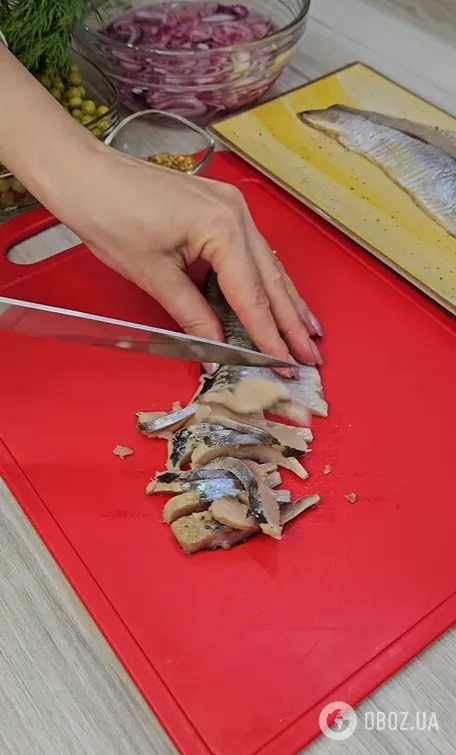 Вкусный салат со свеклой и сельдью: готовится без майонеза