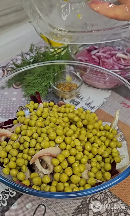 Вкусный салат со свеклой и сельдью: готовится без майонеза