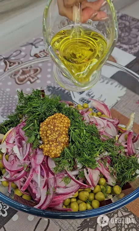 Вкусный салат со свеклой и сельдью: готовится без майонеза