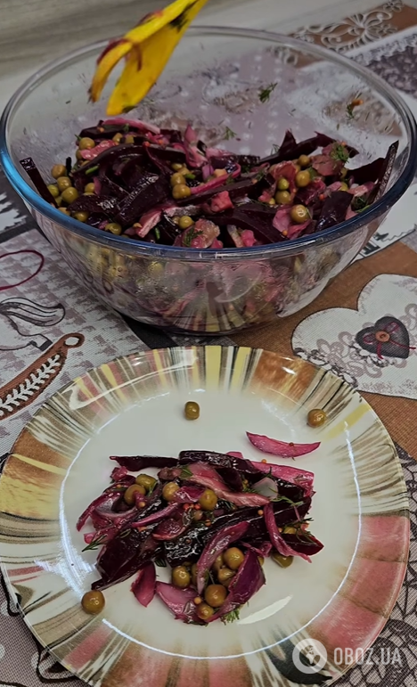 Вкусный салат со свеклой и сельдью: готовится без майонеза