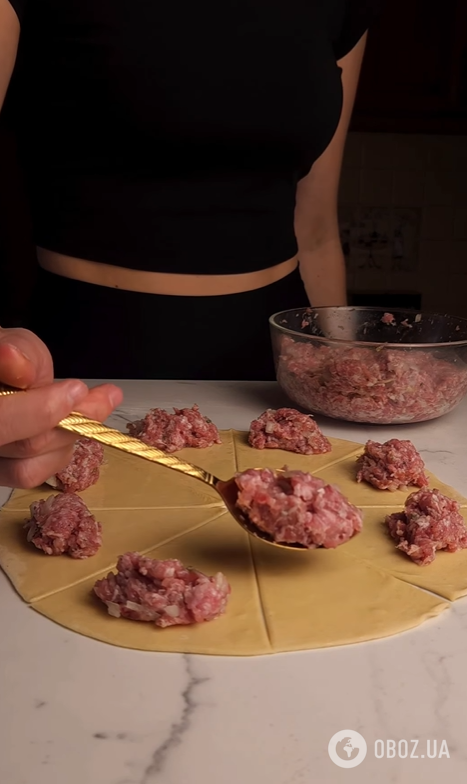 Сытные рулетики с мясом: просто заверните начинку в эластичное тесто