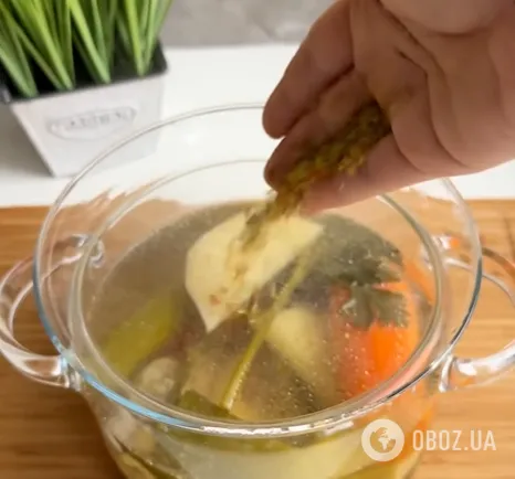 Как приготовить прозрачный и наваристый бульон из курицы: пошаговый рецепт