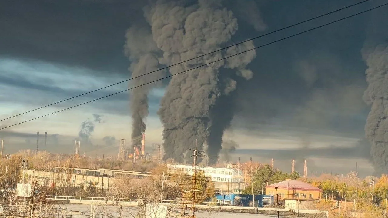 У російському Новокуйбишевську атаковано НПЗ: після серії вибухів сталася пожежа. Фото і відео У російському Новокуйбишевську атаковано НПЗ: після серії вибухів сталася пожежа. Фото і відео