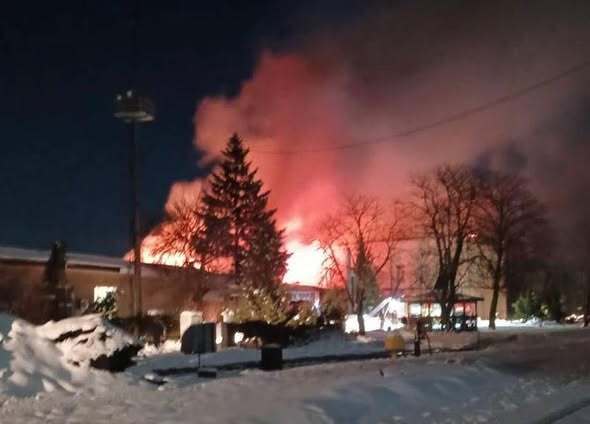 Поврежденные пути и депо: враг бил по железнодорожной станции Конотоп, вспыхнули пожары. Фото