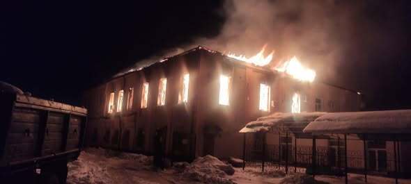 Поврежденные пути и депо: враг бил по железнодорожной станции Конотоп, вспыхнули пожары. Фото