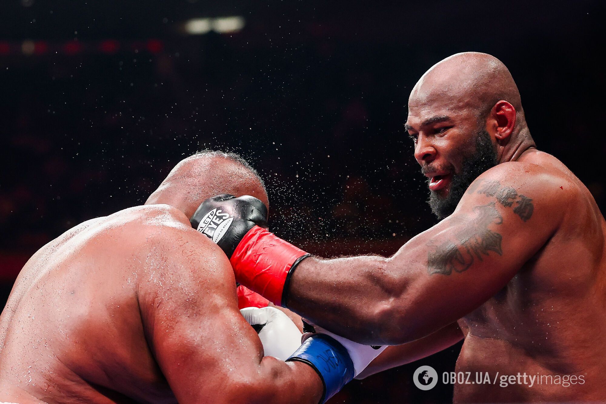 Знаменитому американському супертяжу, який погрожував Усику, під час бою удар зірвав перуку. Відео