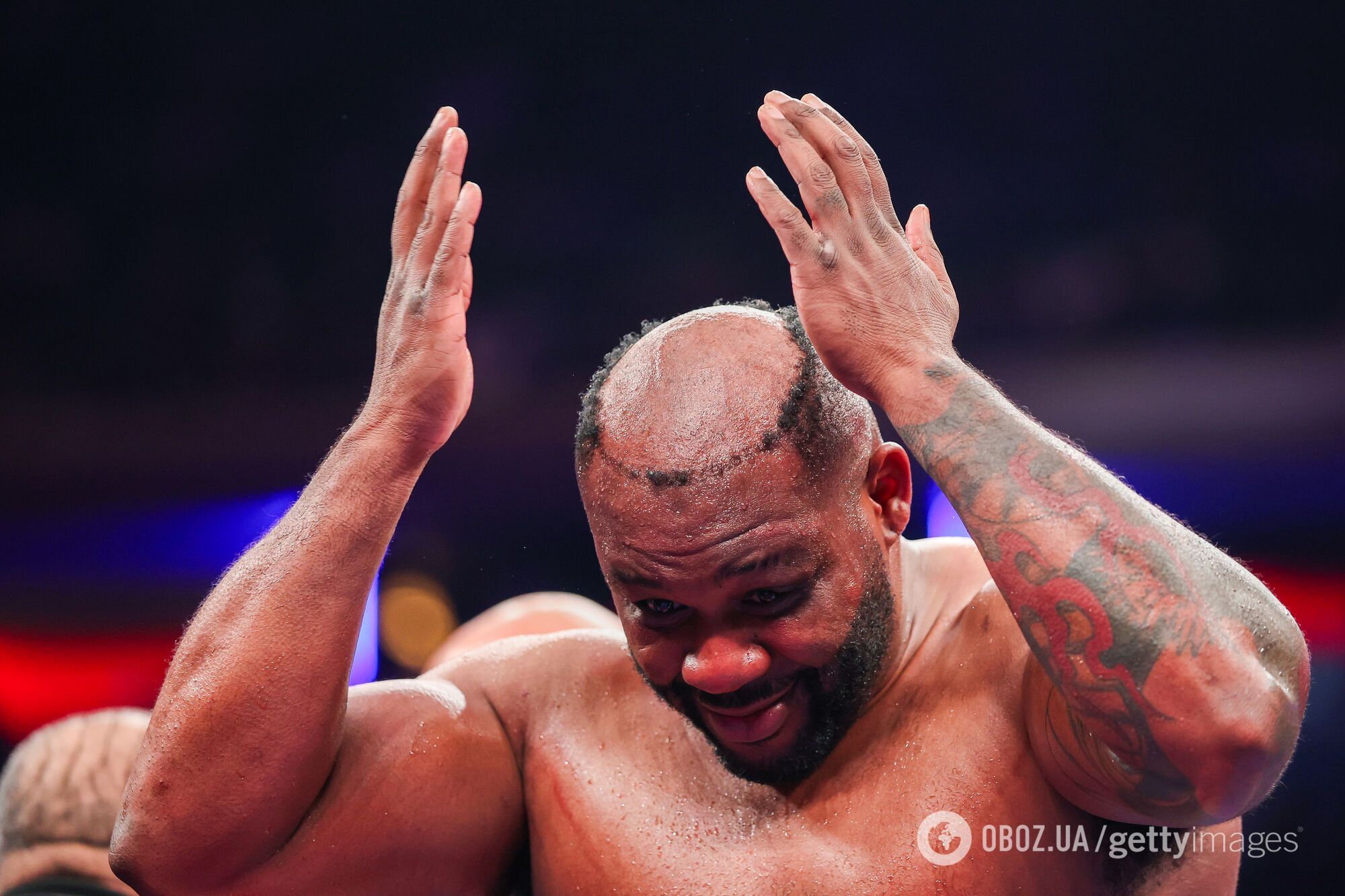 Знаменитому американському супертяжу, який погрожував Усику, під час бою удар зірвав перуку. Відео