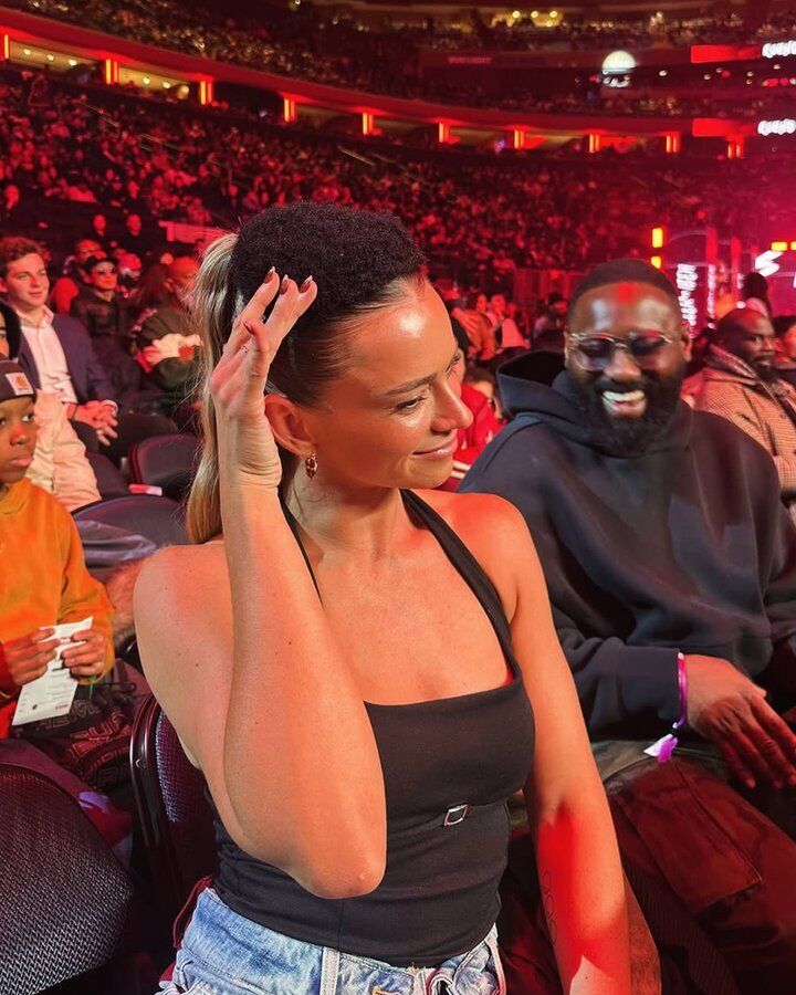 Знаменитому американському супертяжу, який погрожував Усику, під час бою удар зірвав перуку. Відео