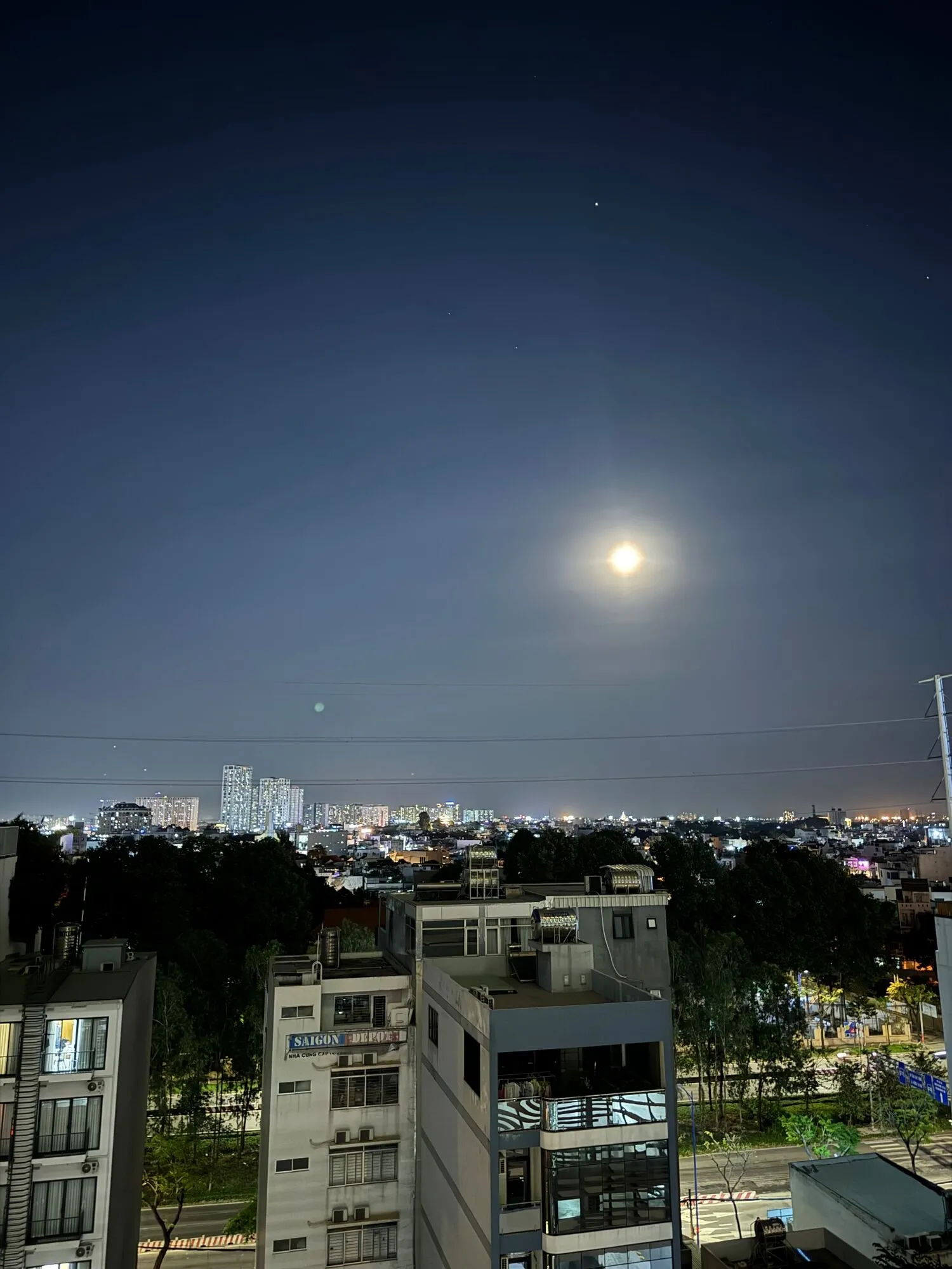 В феврале в небе появилась Снежная Луна: чем особенное это полнолуние. Фото