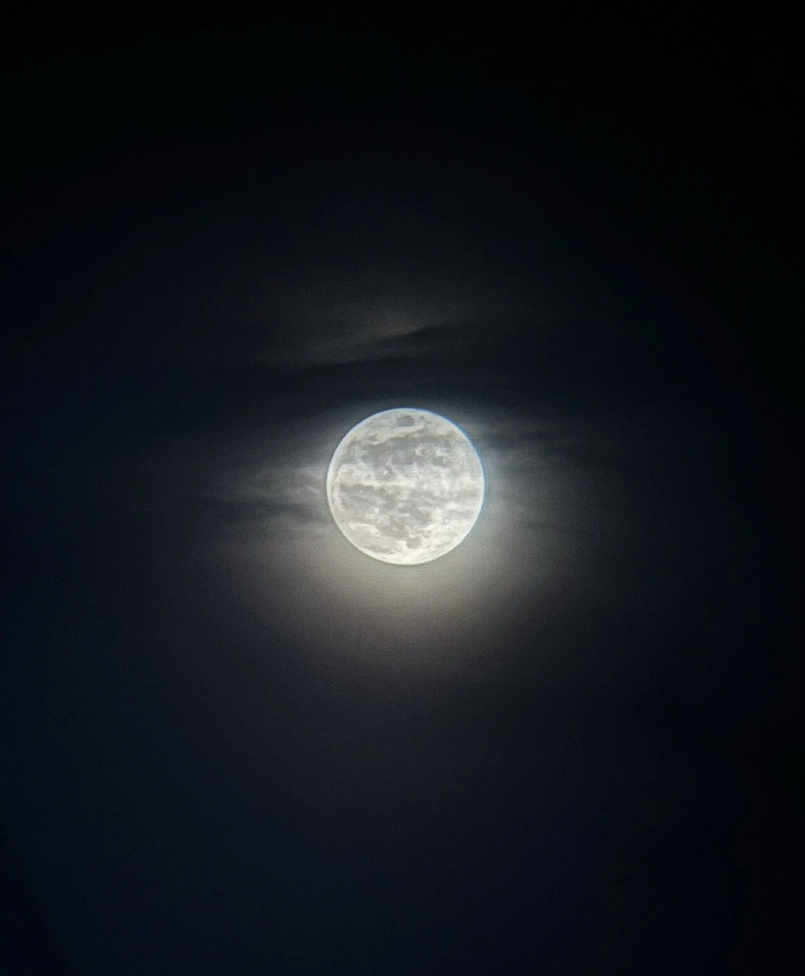 В феврале в небе появилась Снежная Луна: чем особенное это полнолуние. Фото