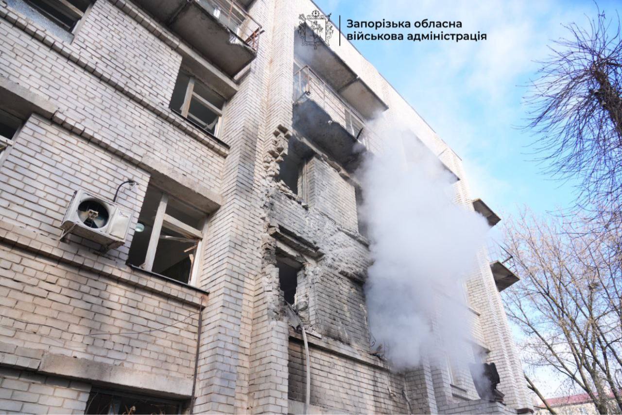 Армия России атаковала роддом в Запорожье: двое пострадавших. Фото, видео