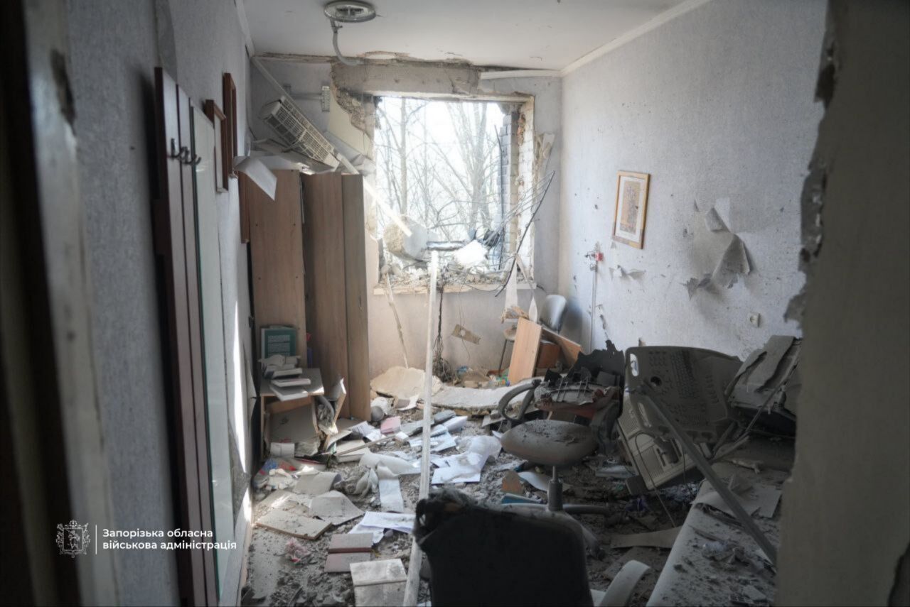 Армия России атаковала роддом в Запорожье: двое пострадавших. Фото, видео