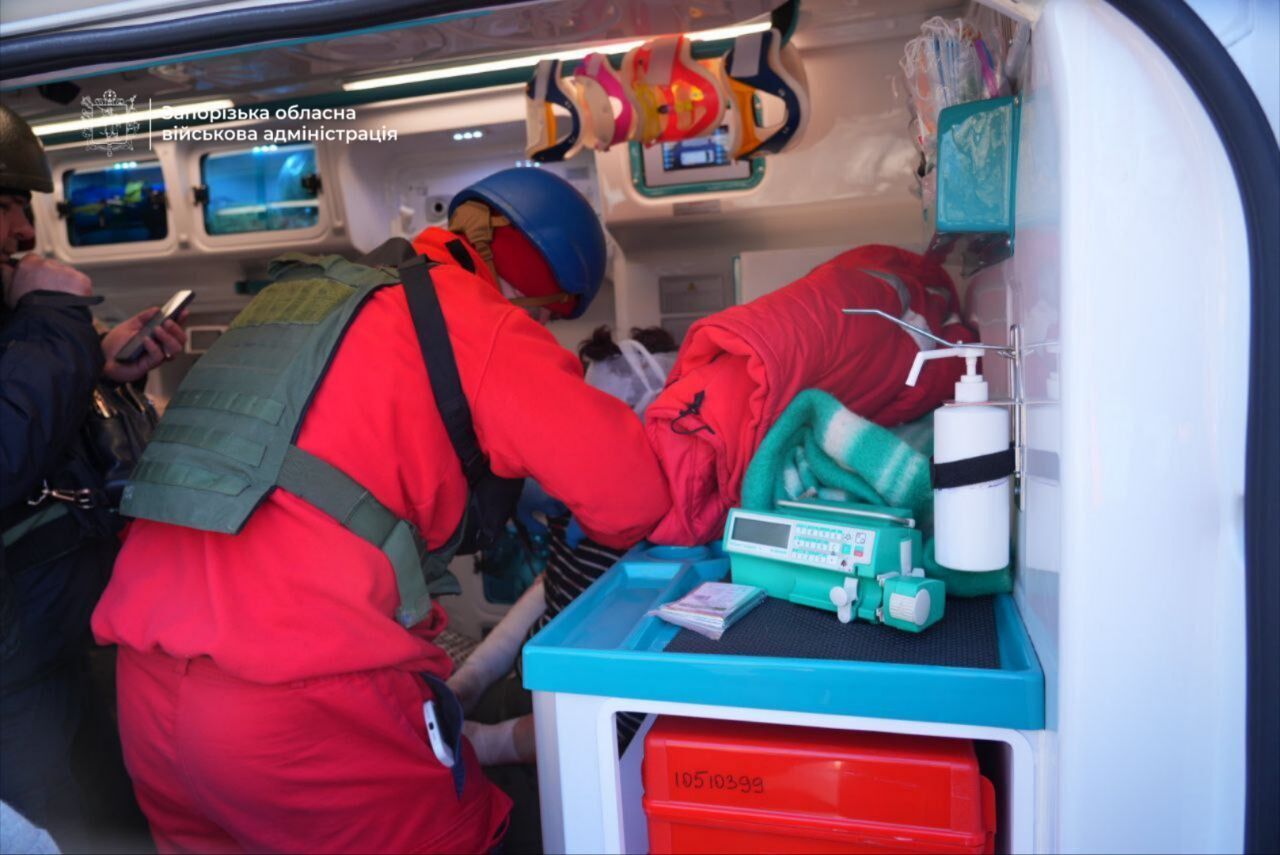 Армия России атаковала роддом в Запорожье: двое пострадавших. Фото, видео