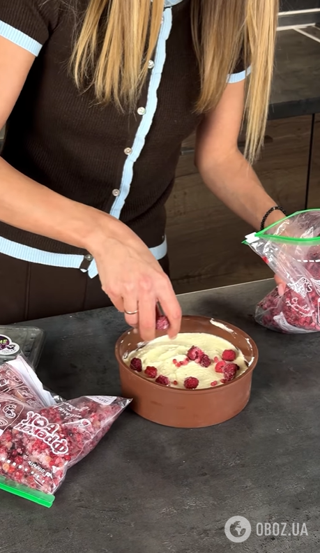 Вкусная домашняя творожная запеканка: добавьте замороженные ягоды или фрукты