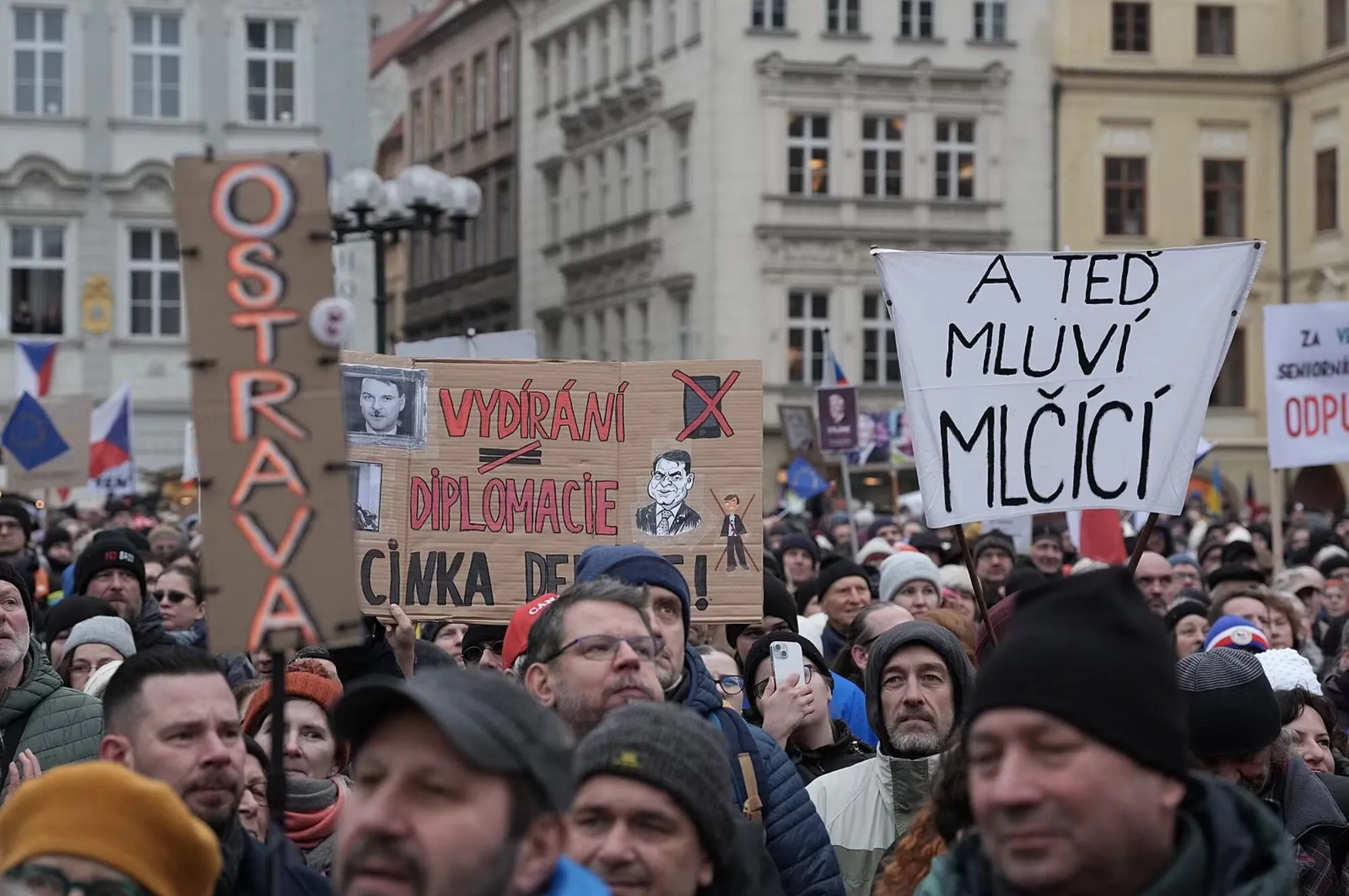 "Нас ждет война": в Праге состоялся многотысячный митинг в поддержку президента. Фото, видео