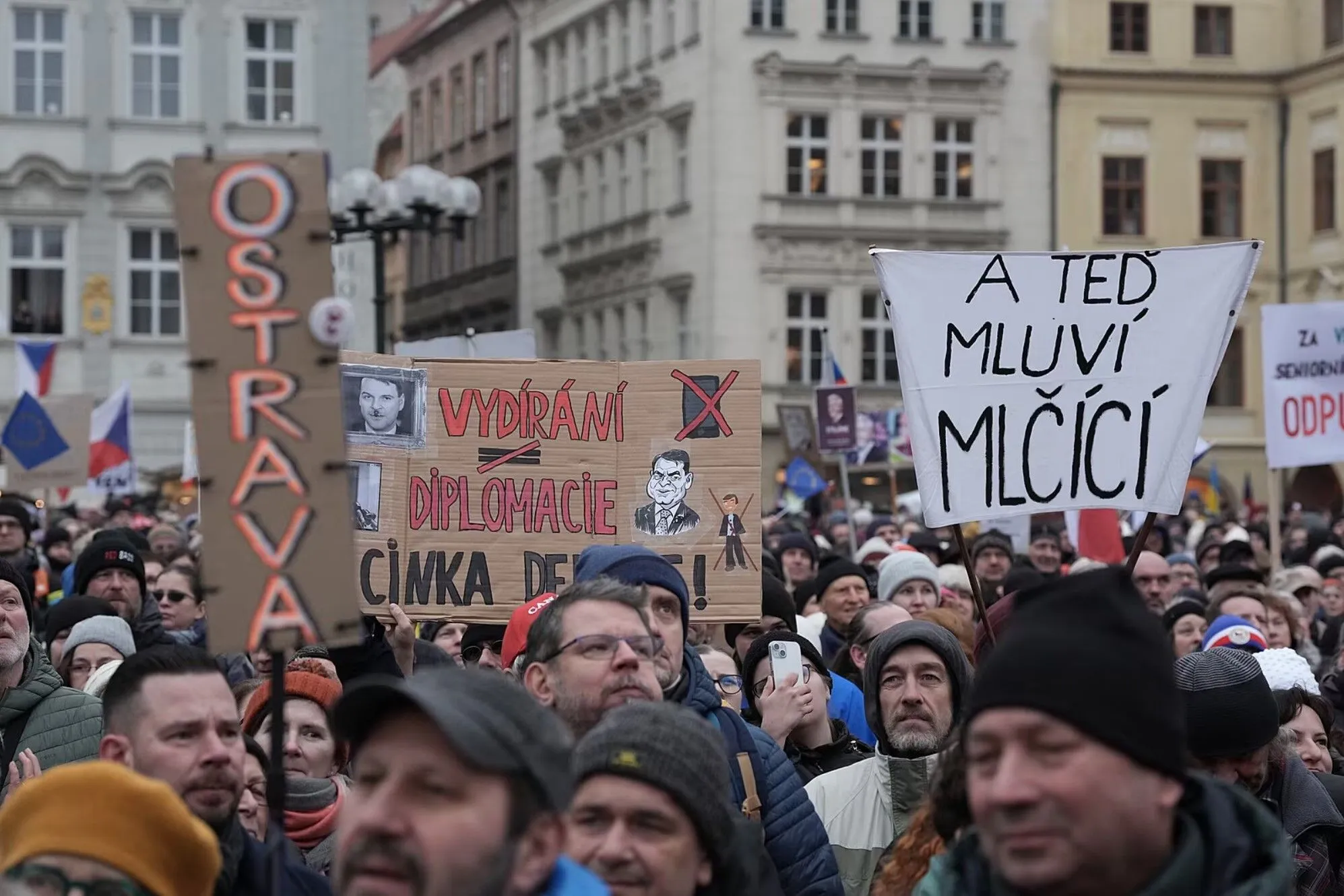 "Нас ждет война": в Праге состоялся многотысячный митинг в поддержку президента. Фото, видео