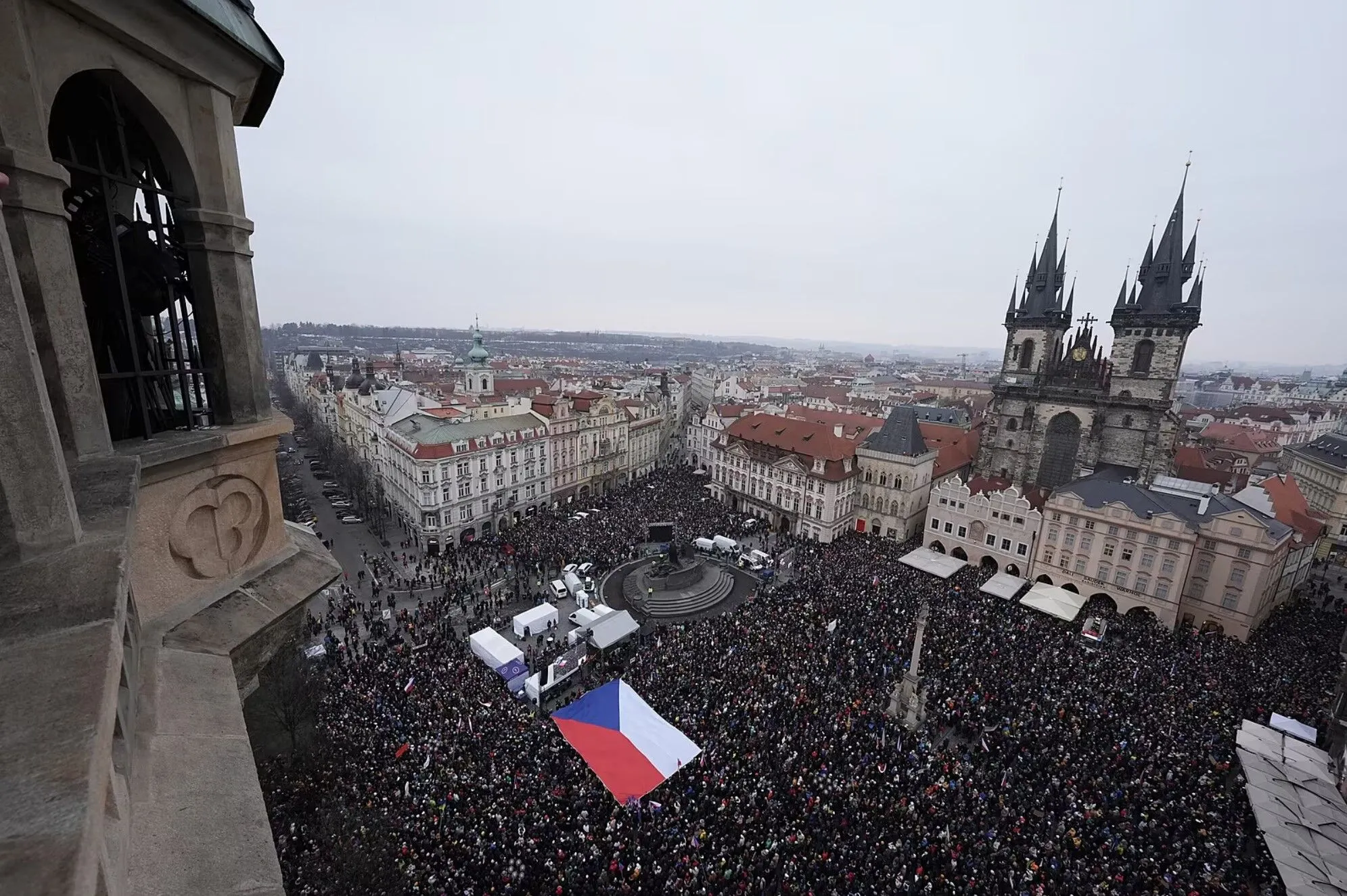 "Нас ждет война": в Праге состоялся многотысячный митинг в поддержку президента. Фото, видео