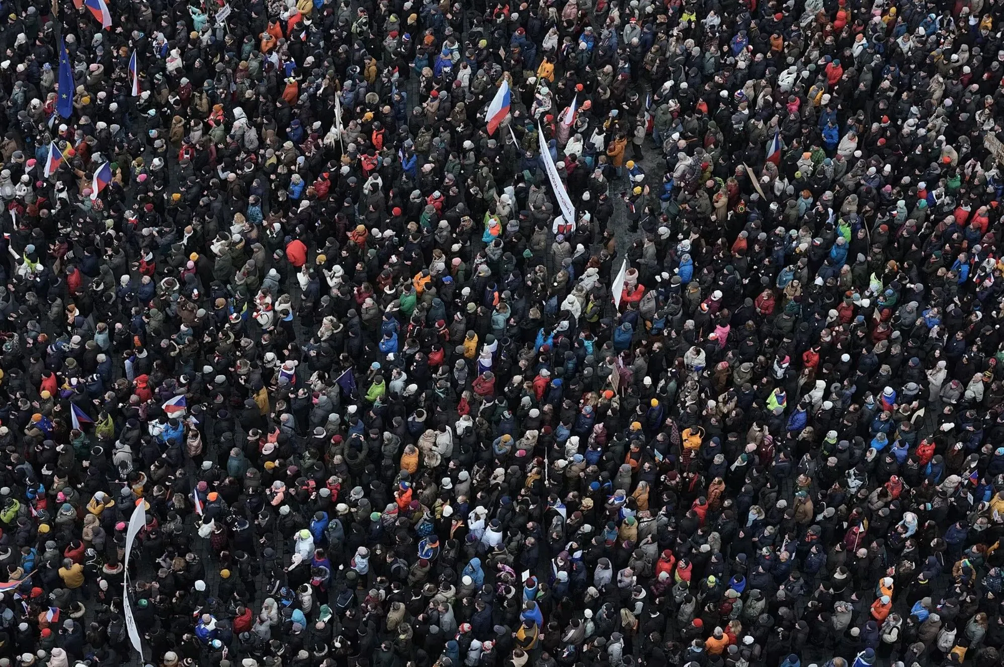 "Нас ждет война": в Праге состоялся многотысячный митинг в поддержку президента. Фото, видео
