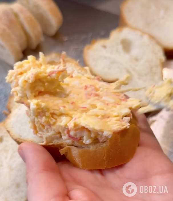 Ситні гарячі бутерброди з крабовою начинкою: рецепт ідеальної страви для сніданку та перекусу