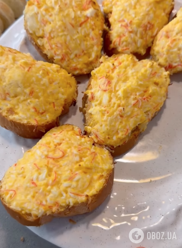 Ситні гарячі бутерброди з крабовою начинкою: рецепт ідеальної страви для сніданку та перекусу