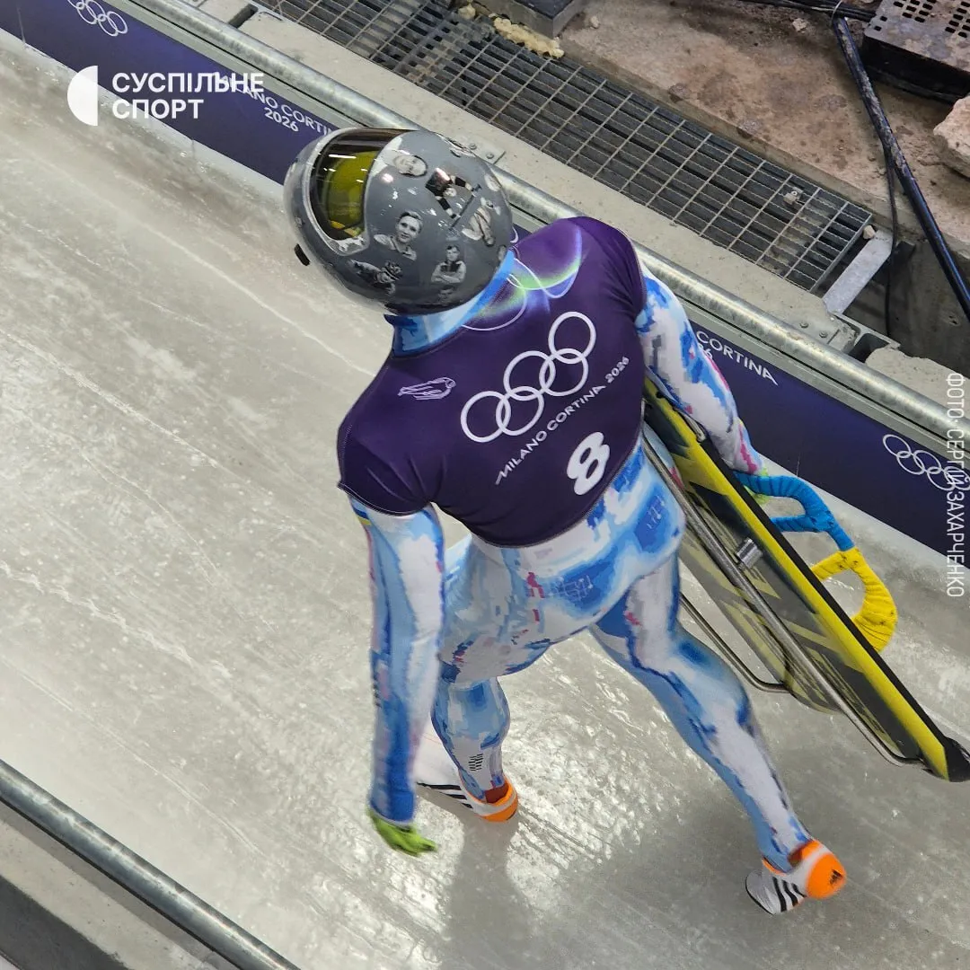 Лидер сборной Украины наплевал на запрет МОК и вышел на арену ОИ-2026 в "шлеме памяти". Фотофакт