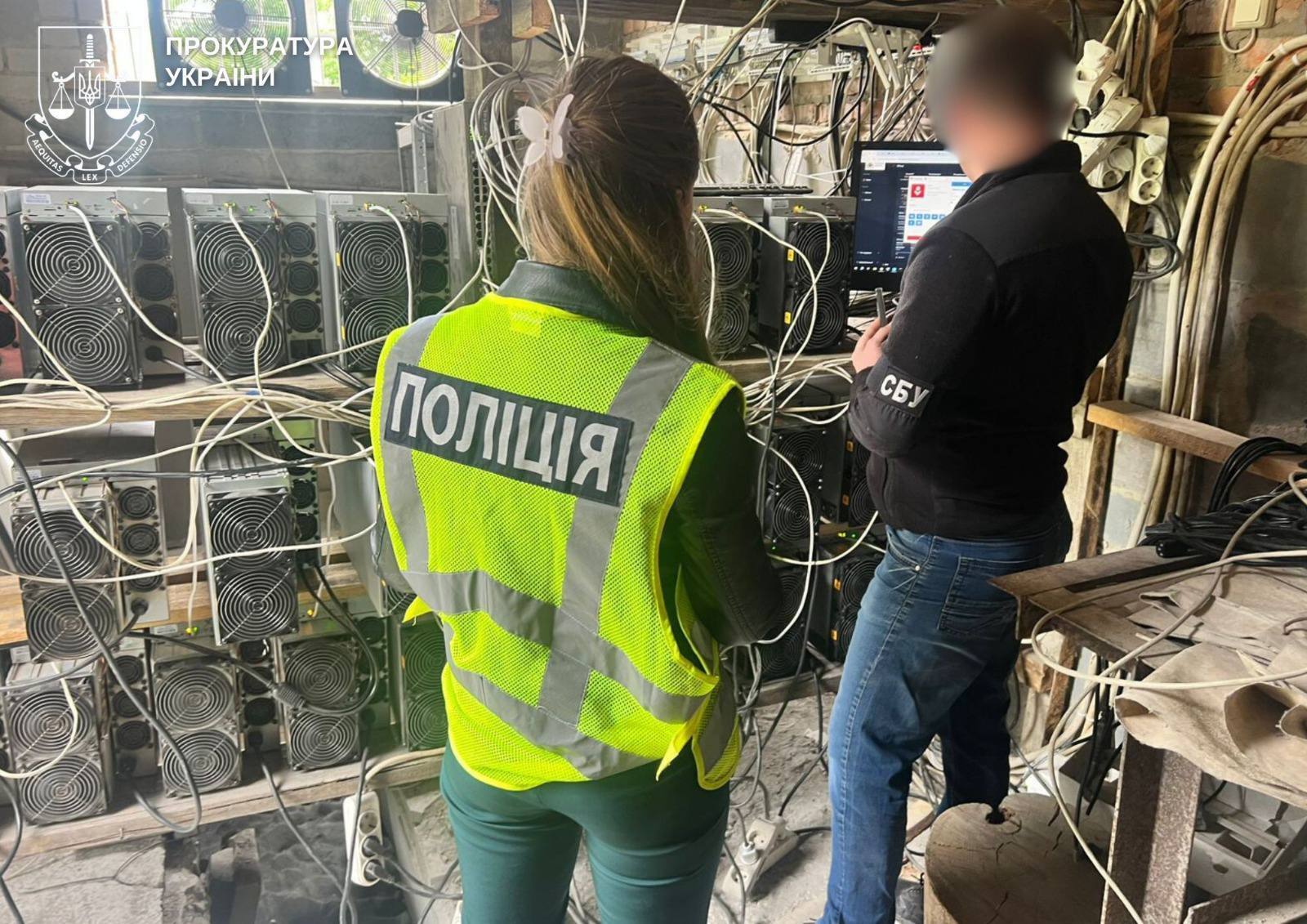 Майнер обустроил целую подстанцию