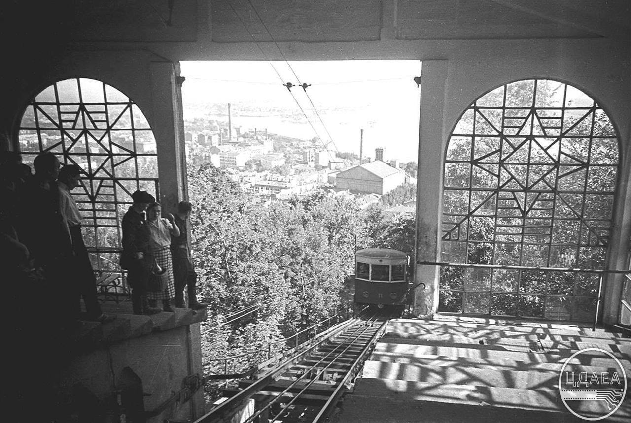 Швейцарский "лифт" на днепровских склонах: история и уникальные фото Киевского фуникулера