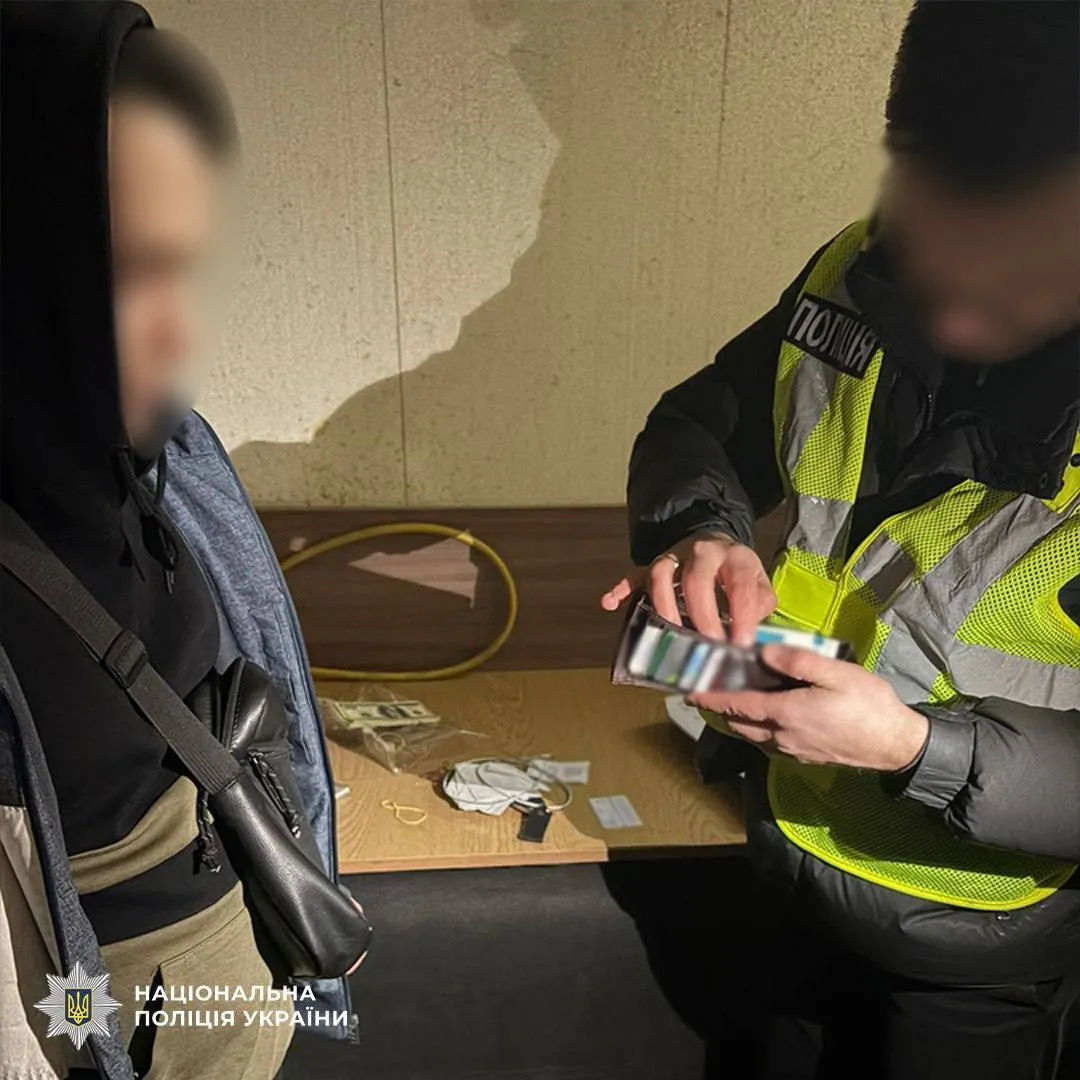 В Киеве отец с сыном организовали "бизнес" на уклонистах: получали по $15 тыс. с человека. Подробности и фото