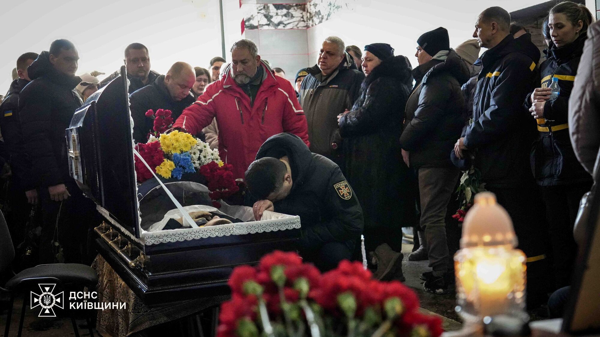 На Киевщине попрощались со спасателем Михаилом Проценко, который погиб во время ликвидации последствий обстрела РФ. Фото и видео