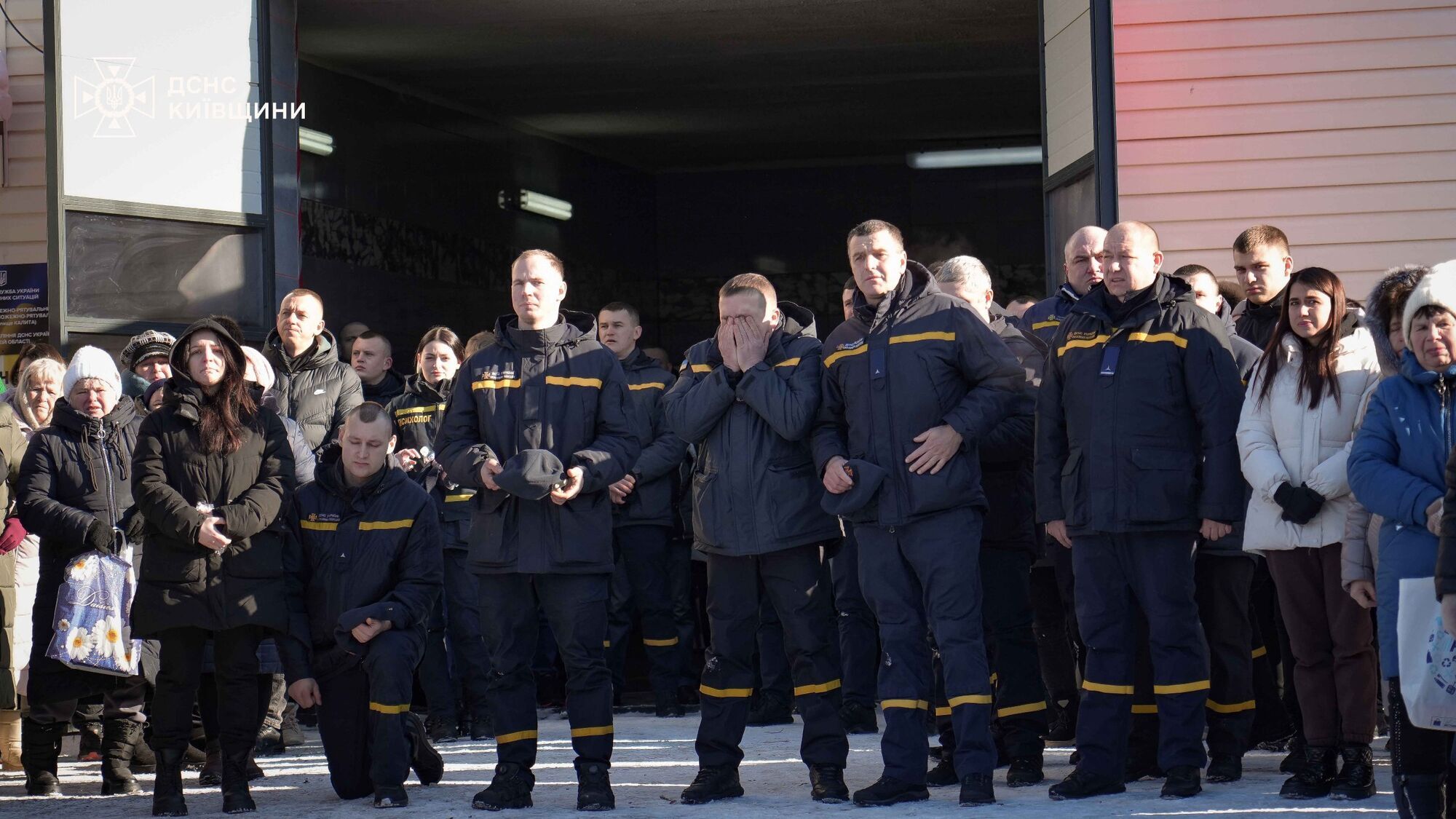 На Киевщине попрощались со спасателем Михаилом Проценко, который погиб во время ликвидации последствий обстрела РФ. Фото и видео