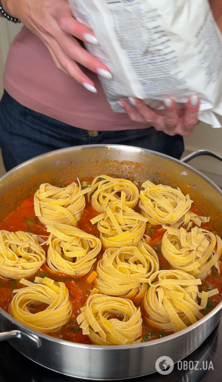 Сытные гнезда из макарон на ужин: сверху добавьте куриный фарш