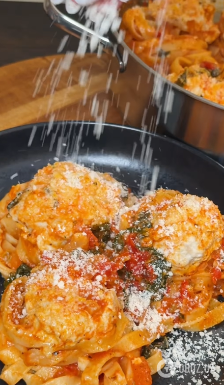 Сытные гнезда из макарон на ужин: сверху добавьте куриный фарш