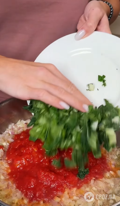 Сытные гнезда из макарон на ужин: сверху добавьте куриный фарш