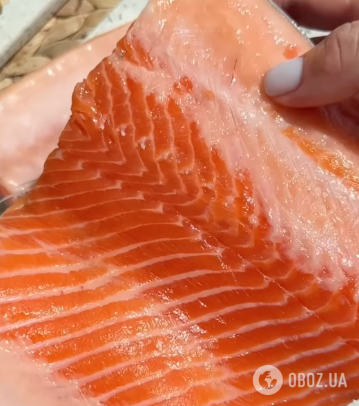 Как вкусно засолить красную рыбу для бутербродов: понадобится только соль и сахар