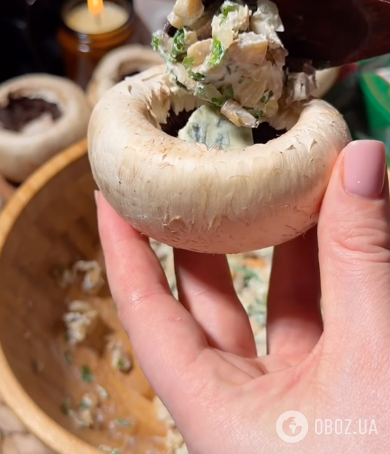 Вкуснее, чем мясо: сочные фаршированные шампиньоны сыром и беконом для праздничного стола