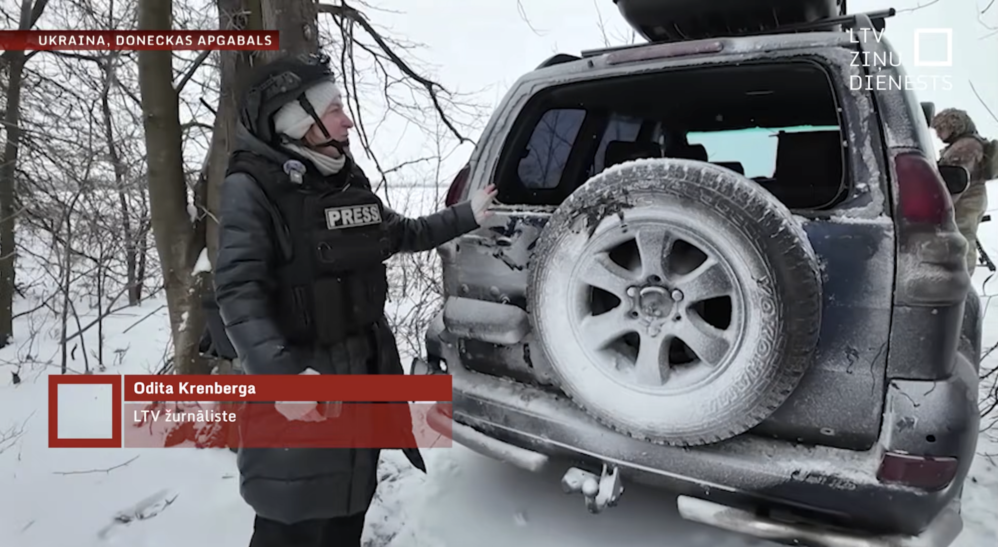 Журналисты из Латвии попали под российский обстрел в Украине: дрон взорвался рядом с автомобилем. Видео