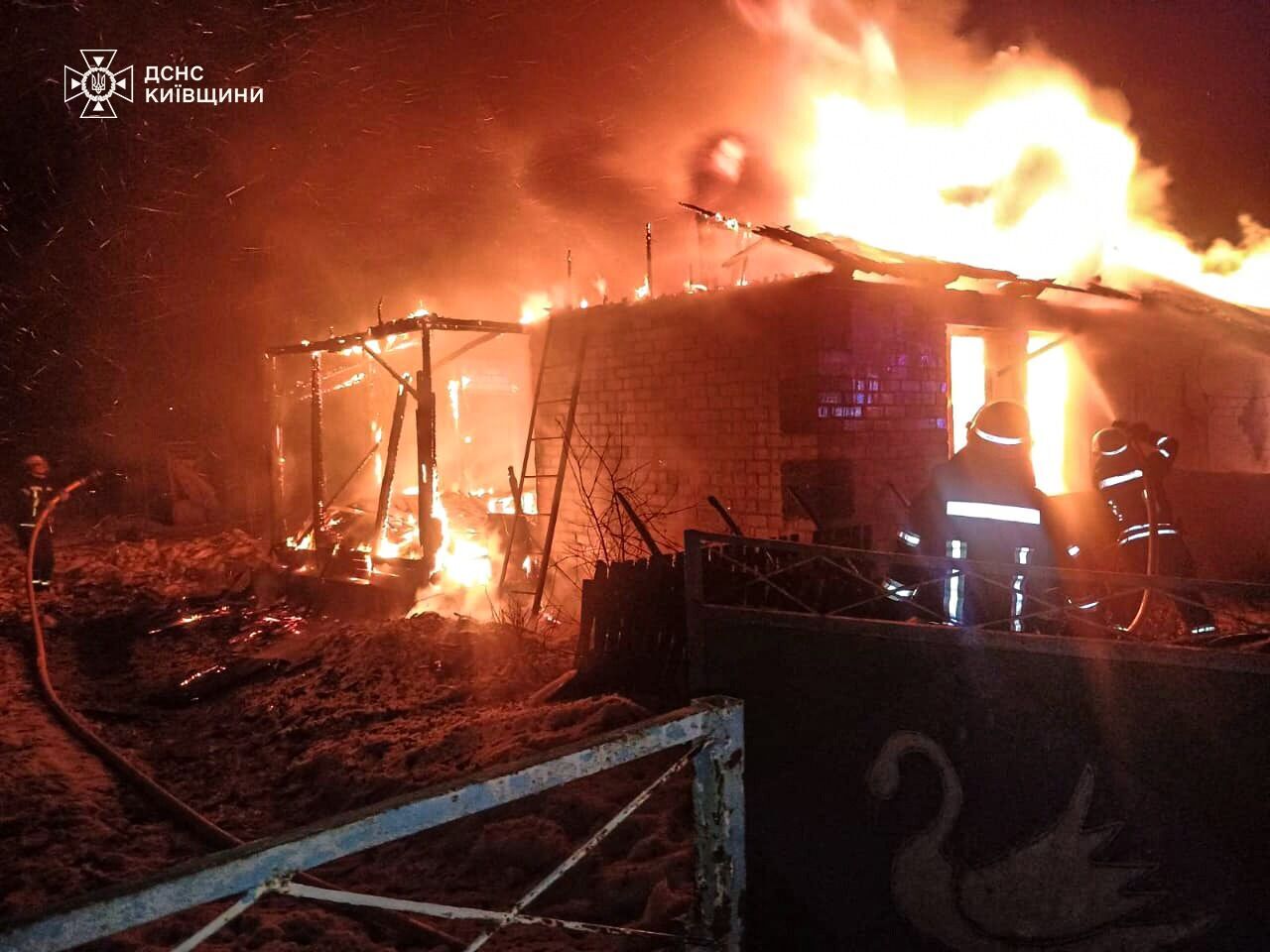 На Киевщине пожар в частном доме унес жизни женщины и двух детей. Подробности трагедии и фото