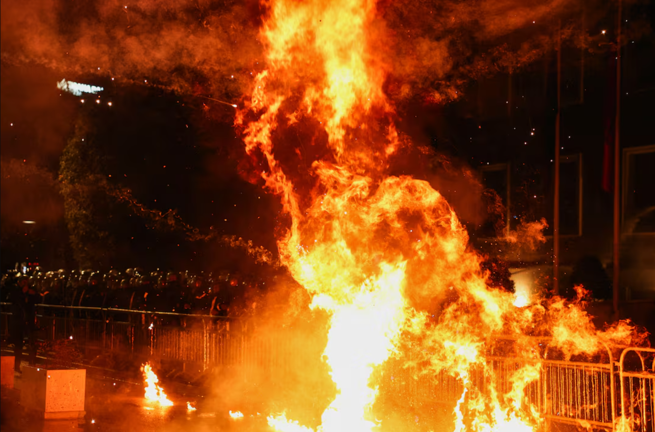 Тысячи людей вышли на улицы: в Албании вспыхнули антиправительственные протесты из-за обвинений в коррупции