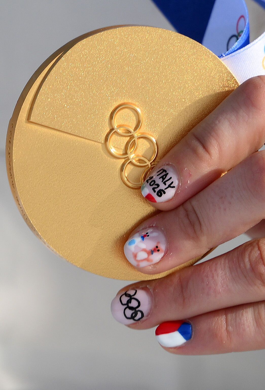 Медалі Олімпіади-2026 розпадаються після нагородження. Відео