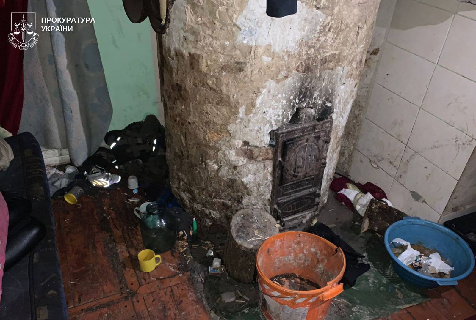 На Львовщине в заброшенном доме умер двухлетний мальчик: родителям объявили о подозрении. Фото