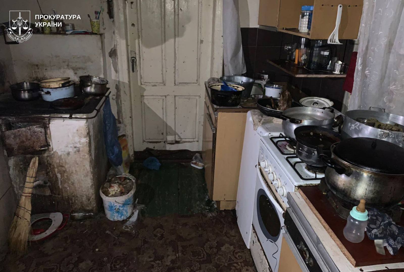 На Львовщине в заброшенном доме умер двухлетний мальчик: родителям объявили о подозрении. Фото