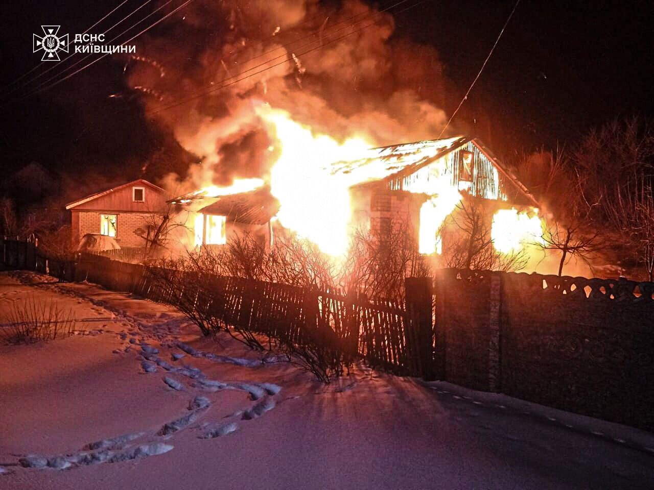 На Киевщине пожар в частном доме унес жизни женщины и двух детей. Подробности трагедии и фото