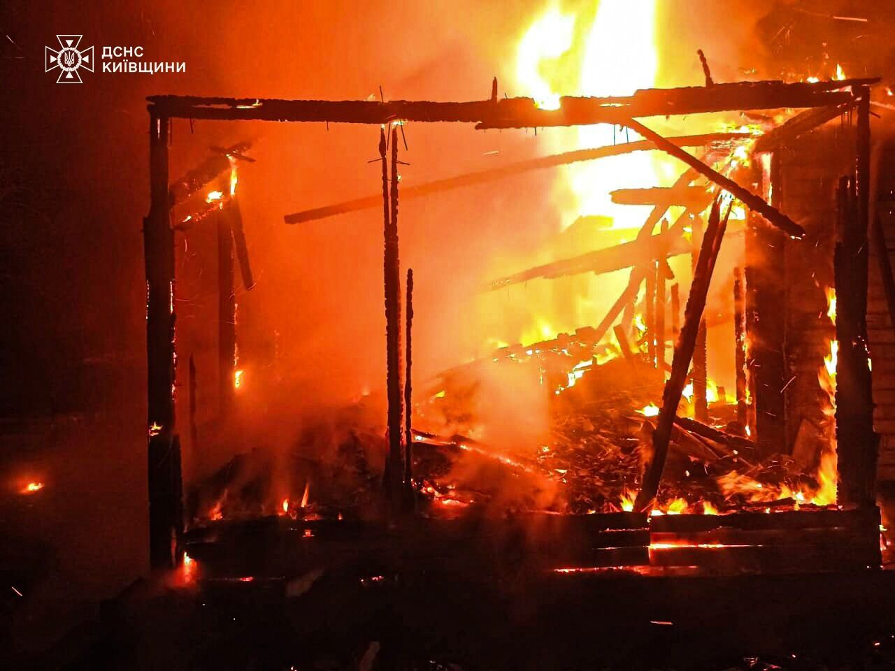 На Киевщине пожар в частном доме унес жизни женщины и двух детей. Подробности трагедии и фото