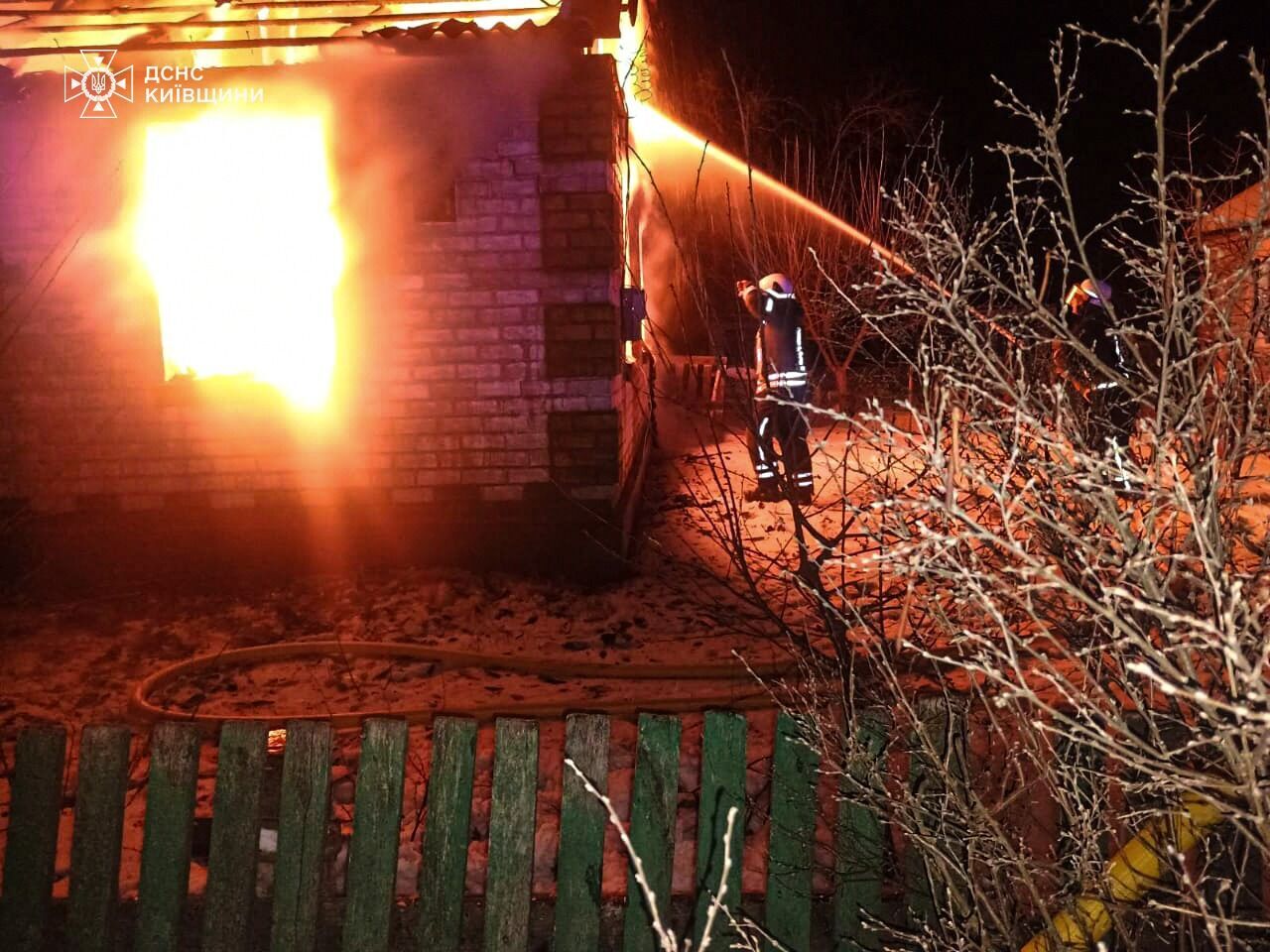 На Киевщине пожар в частном доме унес жизни женщины и двух детей. Подробности трагедии и фото