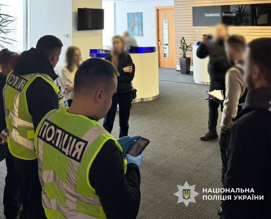 У Києві підприємець налагодив схему легалізації іноземців в Україні під виглядом волонтерства. Відео та фото